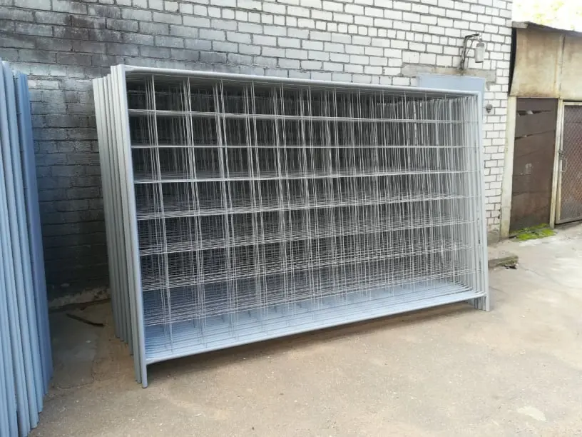 Строительные ограждения на бетонных опорах