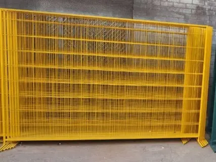 Строительные ограждения на металлических опорах